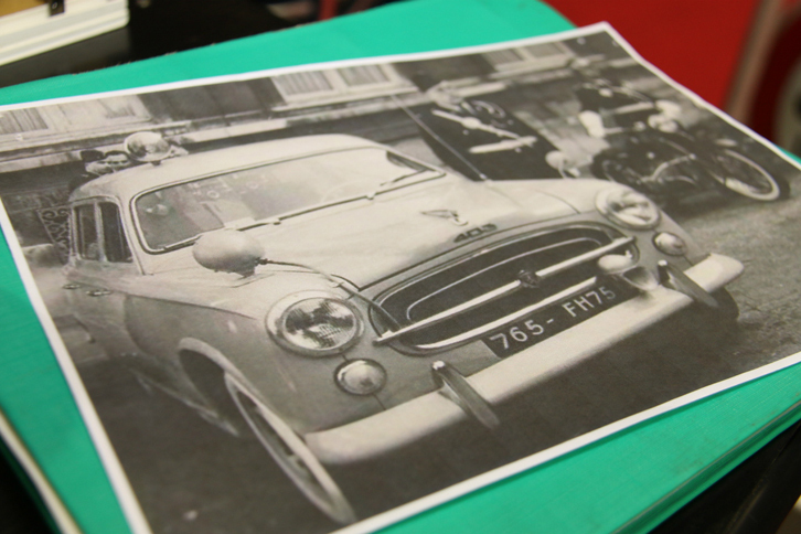 「警察保存友の会」秘蔵写真から。「プジョー403」の右フェンダー上に装着されているのは速度計で、スピード違反車を車内の3連カメラで撮影する。