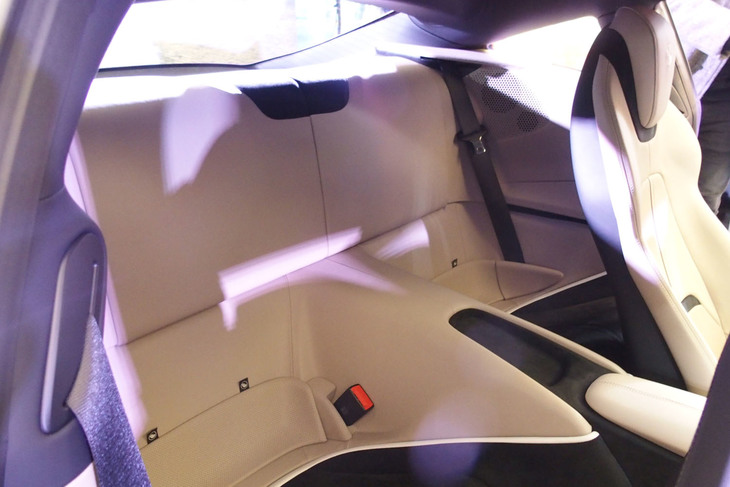 後席は“＋2”というミニマムなスペース。乗車定員は4人という設定。