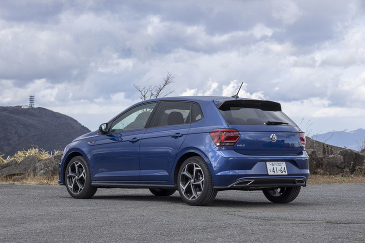 「ポロTSI Rライン」は17インチホイールやツインエキゾーストフィニッシャー、ボディー下部の外装パーツなどによってスポーティーに仕立てられている。