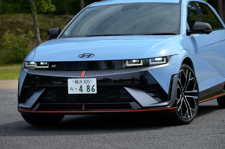 フロントには空力性能を高めるエアカーテンとアクティブエアフラップ付きの専用バンパーを装備する。