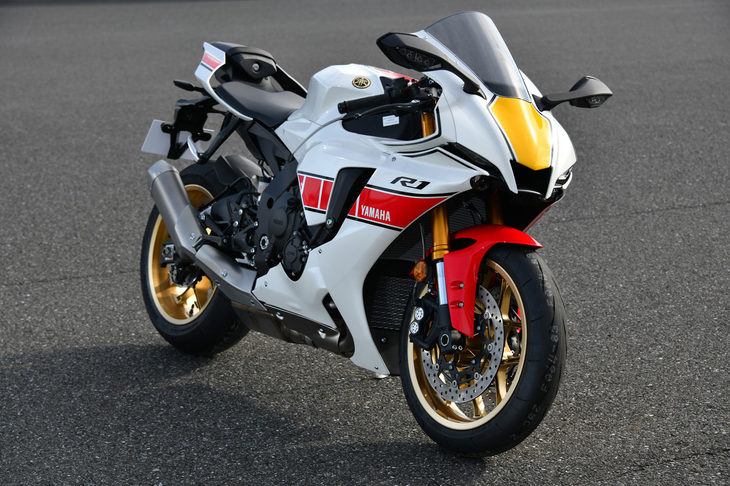 200PSの最高出力を発生する、リッタークラスの4気筒エンジンを搭載した「YZF-R1」。写真は、2021年秋に期間限定で注文が受け付けられた「WGP 60thアニバーサリー」である。