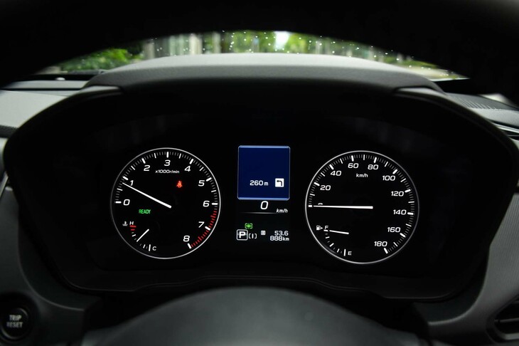 メーターパネルは針式のスピードメーターおよびタコメーターとマルチインフォメーションディスプレイで構成される。0km/hと0rpmが“水平”のポジションとなるのがスバルだ。