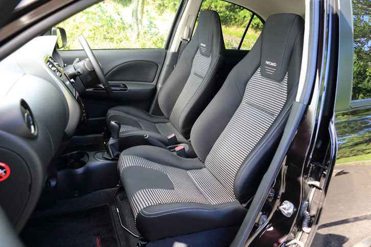 運転席と助手席には、レカロのスポーツシート「LX-F IM110」を装備。リアシートも同車専用の意匠となっている。