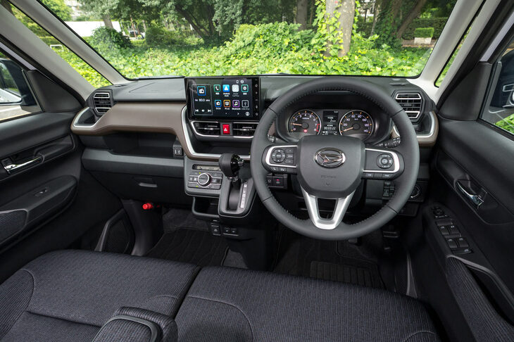 各操作系をコンパクトにまとめ、「小さなクルマらしい魅力」を追求したというインテリア。多角形がモチーフの空調吹き出し口やセンタークラスター、助手席側オープントレイの切り欠きも特徴的だ。（写真：向後一宏）