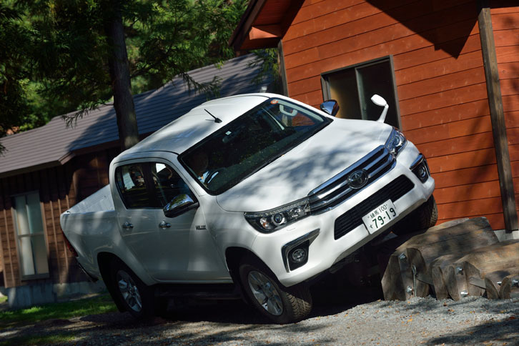 今回は一般道のほか、未舗装路や段差路（写真）でも「ハイラックス」の走りを試した。