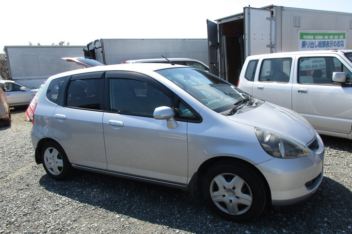 リュウ氏の愛車は、シルバーの初代「ホンダ・フィット」。
