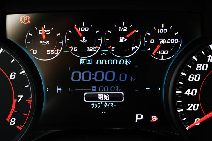 メーターパネルの中央にはフルカラーのマルチインフォメーションディスプレイが搭載されており、燃費や走行距離、タイヤ空気圧といった情報が見られるほか、ラップタイマーなどといったスポーティーカーならではの機能も搭載されている。