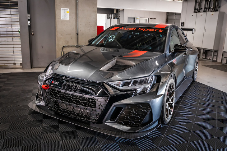 富士スピードウェイのピットに展示されていたレーシングマシン「RS3 LMS」は、「RS 3セダン」がベース。アウディは世界各国で開催されているTCRレースにこのRS3 LMSで参戦している。