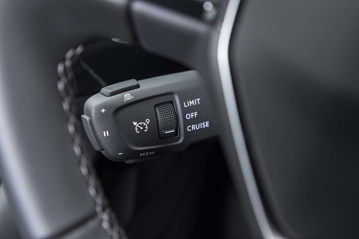 ACCや車線中央維持装置の起動／設定はステアリングポストから生えたレバーで操作する。