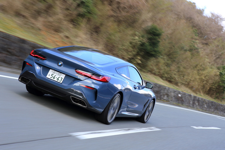 マフラーは左右2本出し。内部にはフラップが組み込まれており、走行モードに応じてエキゾーストノートを変化させる。