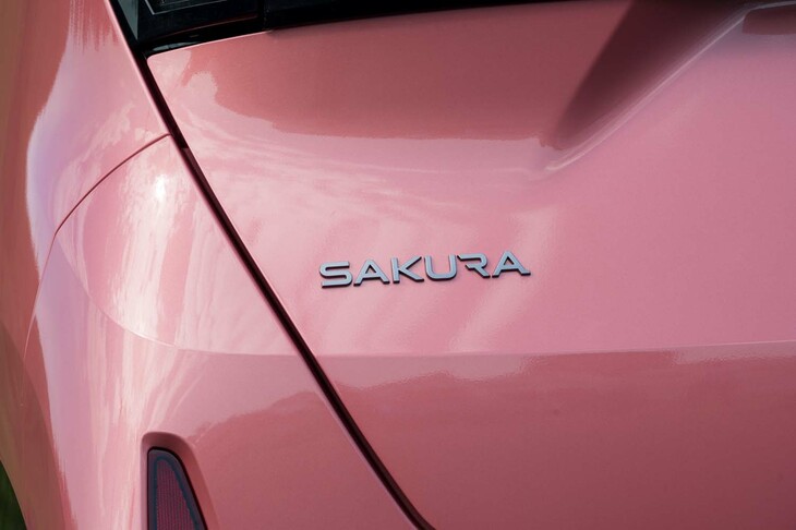 日産サクラ（「SAKURA」のバッジ）