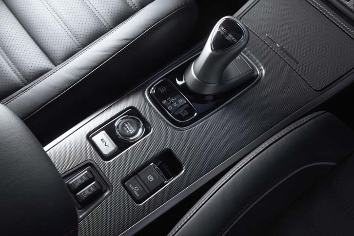 センターコンソールの「EV」と記されたスイッチを押すと、走行モードが「EVプライオリティーモード」に切り替わる。アクセルをベタ踏みするか、バッテリー残量が低下したとき意外は、エンジンを極力始動させないように制御される。