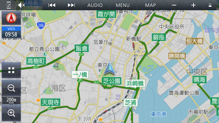 新しい地図はHD解像度のおかげで道路形状のディテールまで詳細に描かれる。落ち着いた自然な色調で、まるで地図帳を開いたかのような印象。