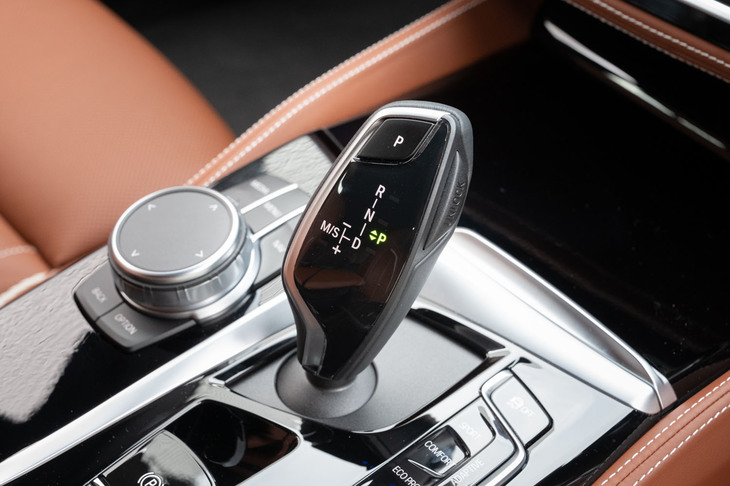 トランスミッションは8段AT。トルコン式ながら、デュアルクラッチ式ATもかくやというダイレクト感を実現している。