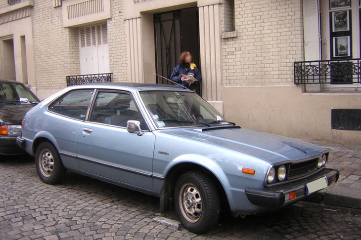 パリにて、初代「アコード」。「Honda」を「オンダ」と読むのはイタリアだけでなく、フランスでも同じ。2005年。