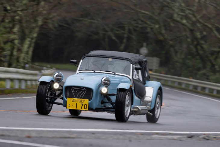 外観における「160」との違いは少なめで、新たにデイライトが設置されたことと、スポークデザインのアルミホイールが標準装備された程度だ。