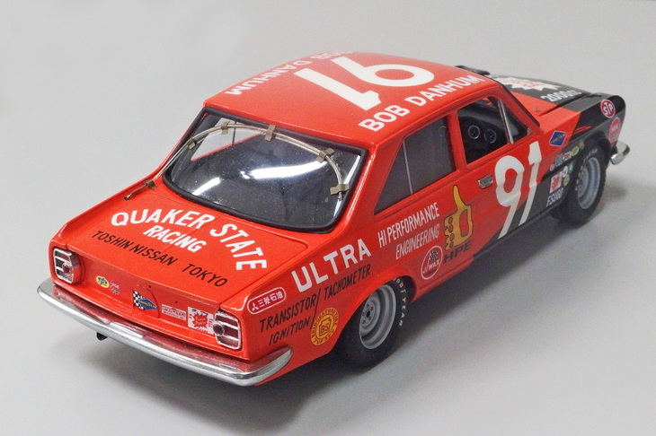 後方から眺めた130型「セドリック」のストックカー。右リアドアの文字は英文表記である。リアウィンドウ上に這（は）わせたパイプは燃料タンクのエア抜き。