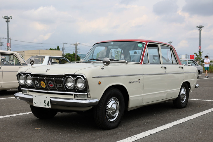 1966年「プリンス・スカイライン2000GT-B」（S54B-2）。1964年の第2回日本グランプリで「ポルシェ・カレラGTS」（904）と激闘を演じ、“スカイライン伝説”を生んだホモロゲーションモデルの「スカイラインGT」を量産化したモデル。1.5リッター直4 OHVエンジン搭載の「スカイライン1500」のノーズを無理やり200mm延ばし、ウエーバーのツインチョークキャブレターを3連装した「グロリア」用の2リッター直6 SOHCエンジンを押し込んでいる。