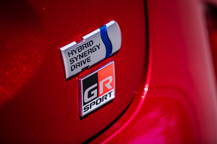 「ヤリス クロスGRスポーツ」には、システム最高出力116PSのハイブリッドモデルと、最高出力120PSの純ガソリンモデルがラインナップされる。今回は前者に試乗した。車両本体価格はハイブリッドモデルが275万円、純ガソリンモデルが236万7000円。