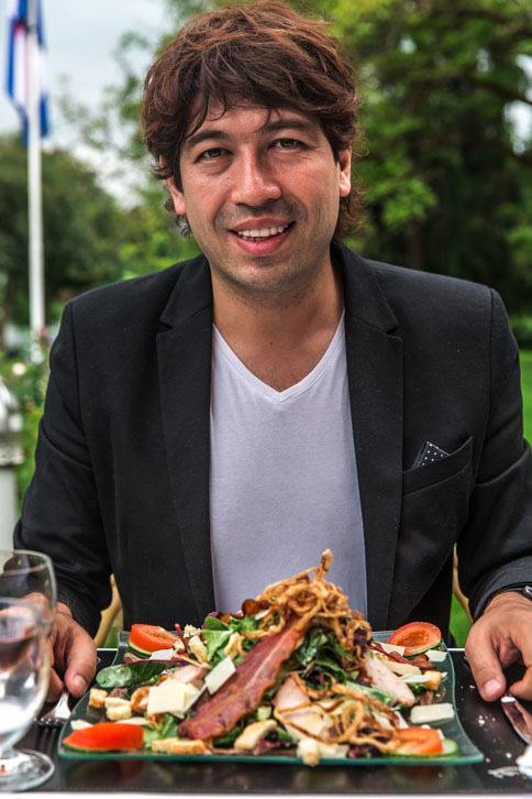 大きなガラスのプレートに載ったシーザーサラダを注文。このボリューム感がうれしい！