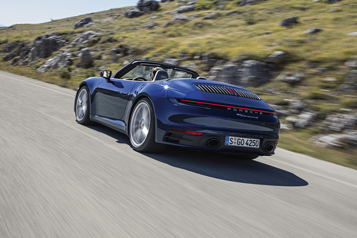 「911カレラ4Sカブリオレ」は、0-100km/h加速3.8秒、最高速304km/hという実力。50km/hまでであれば、走行中もソフトトップの開閉操作が行える。