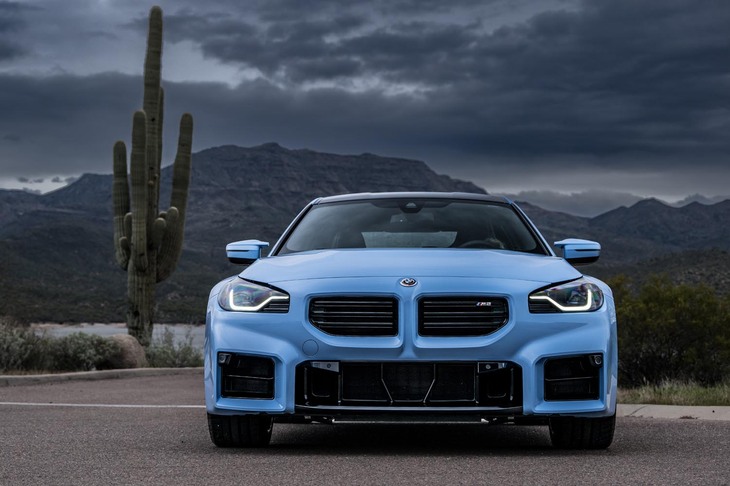 ブリスターフェンダーでワイド感が際立つフロントフェイスは、大きな開口部と相まって、ベースの「2シリーズ クーペ」にはない迫力を醸し出す。