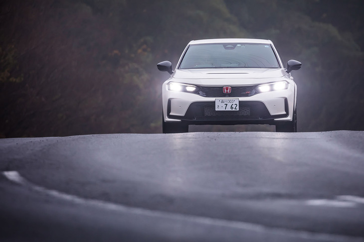 プラットフォームには10代目の改良型となる「ホンダアーキテクチャー」が用いられている。サスペンションはフロントがマクファーソン式、リアがマルチリンク式。構造用接着剤の塗布エリアを先代比で約3.8倍に拡大し、剛性アップを図ったという。