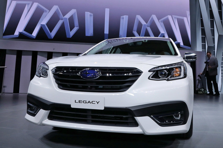 新型「レガシィ」のフロントマスクのどアップ。グリルは常識的な大きさで、スゴ味や迫力よりは、バランスのよさやまとまり感を尊重した意匠といえる。