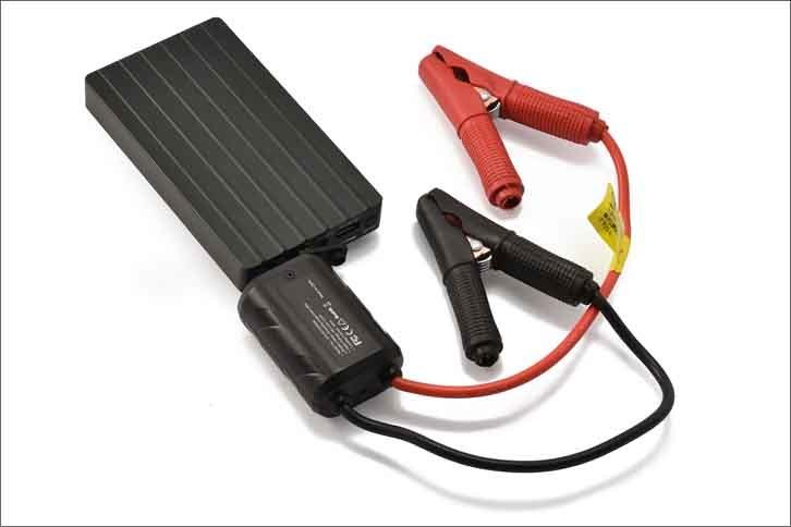 m＋（エムプラス） スマートバッテリーチャージャー ブラック
	1万7280円（税込）
	
	クルマやバイクのバッテリー上がり時のジャンプスターターとして使用が可能（3000cc以下のガソリン車対応）なモバイルバッテリー。スマートフォンなどUSB対応の充電器としても使用できる（iPhoneの充電で約2回、ジャンプスターターの使用で約2回の使用が目安）。