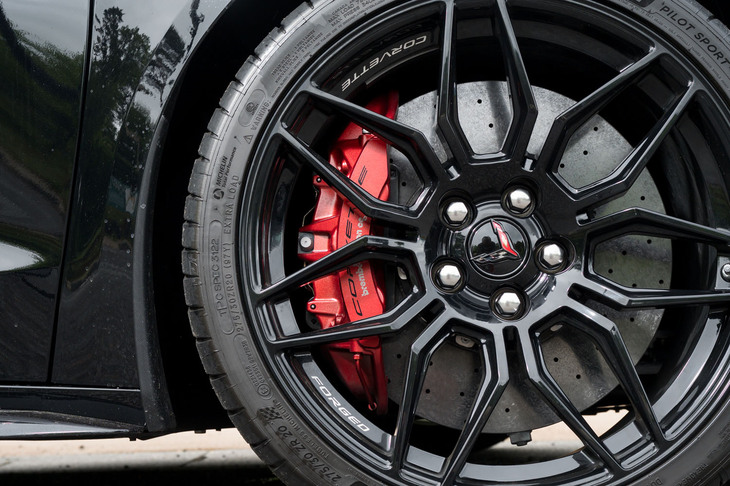 ホイールは鍛造で、前が20インチ、後ろが21インチ。タイヤサイズは前が275/30ZR20、後ろが345/25ZR21で、ミシュランの高性能スポーツタイヤ「パイロットスポーツ4 S ZP」が純正装着される。また、コンバーチブルにはカーボンセラミックブレーキも標準で装備される。