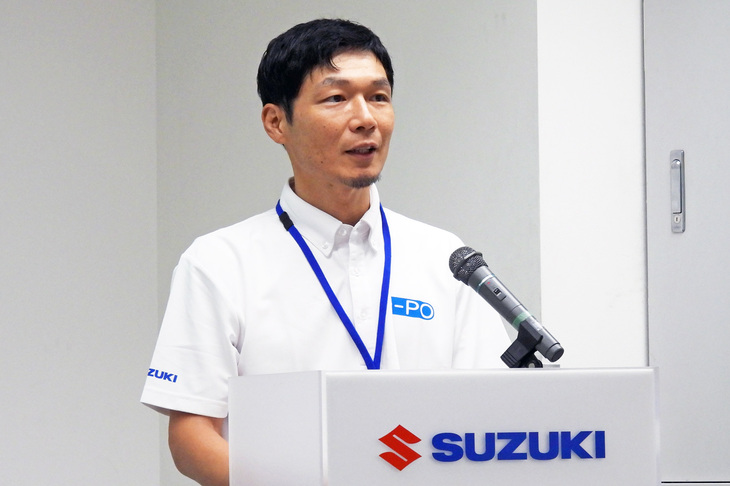 技術説明にて、「e-PO」のコンセプトを語るチーフエンジニアの福井大介さん。いわく「普段使いからレジャーまで、身近な移動をもっと自由に！ 電動アシスト×EVバイク＝新ジャンルの原付一種モビリティー」とのことだ。