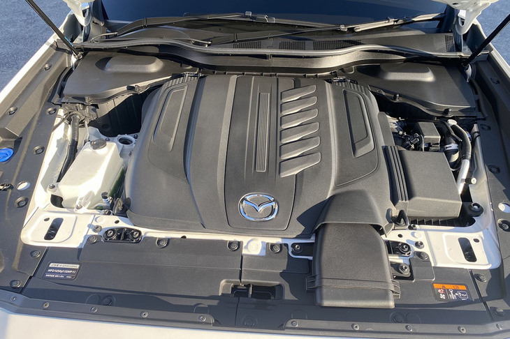 3.3リッター直6ディーゼルターボエンジンに48Vのマイルドハイブリッド機構を組み合わせた「XDハイブリッド」のパワートレイン。エンジンは最高出力254PS、最大トルク550N・mを、モーターは最高出力16.3PS、最大トルク153N・mを発生する。