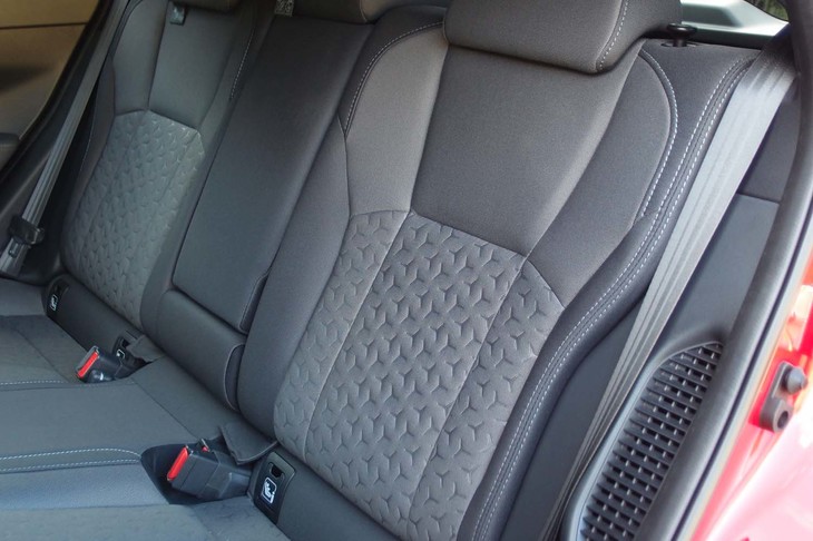 スバル・クロストレック（リアシート）