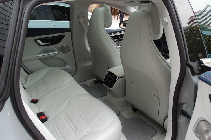 メルセデスAMG EQE53 4MATIC＋（リアシートのニールーム）