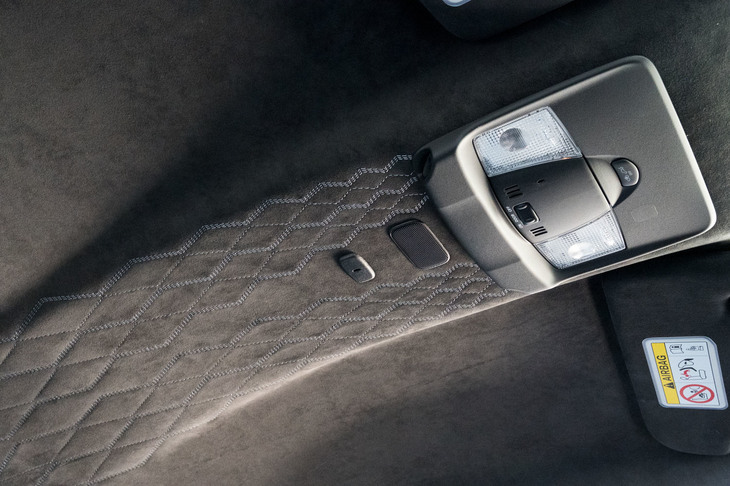 アルカンターラのルーフライニング。センター部に施された、波状のステッチが目を引く。