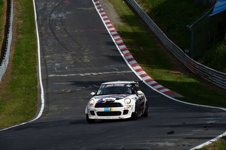 車種バリエーションの多彩なニュル24時間には、ハイパフォーマンスなスポーツカーのほか、小排気量のコンパクトカーなどもエントリー。各クラスで激しいバトルを展開している。SP2Tクラスには、「BMW MINI JCW」が参戦。総合101位、クラス2位で完走した。