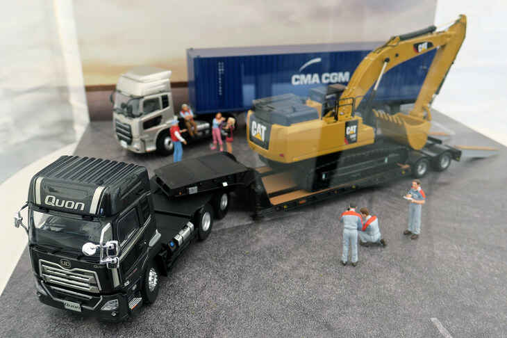 発表・試乗会の会場に展示されていた「クオンGW」（手前）と「クオンGK」（奥）の模型。4×2のトラクターが主としてコンテナなどの輸送に使われるのに対し、6×4はより重い重機や巨大な建材、土砂や鉱物などの運搬に用いられるという。