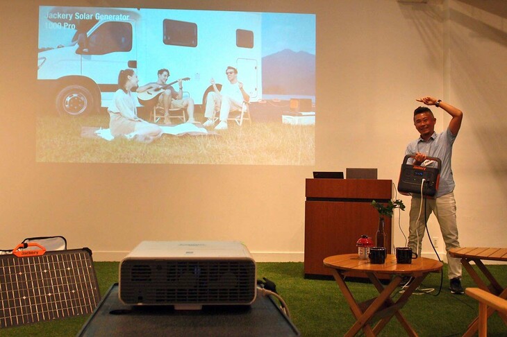 最後の最後に気がついたのは、この説明会でスタッフの皆さんが使ったプロジェクターやパソコンなどにも「1000 Pro」の電源が使われていた、ということ。すべてが終わったあとにひとり静かに「え？　そうだったの！」と驚く筆者のリアクションの遅さは、実にアラフィフらしくほほ笑ましい。それはさておき、1000 Proのパワフルな頼もしさよ！ 満充電のコイツさえあれば、たいがいの電気製品は動かせてしまうのだ。