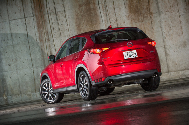 まだデビュー2年目に突入したばかりの現行型「CX-5」だが、2018年2月には早くもエンジンに手を加える一部改良が実施された。