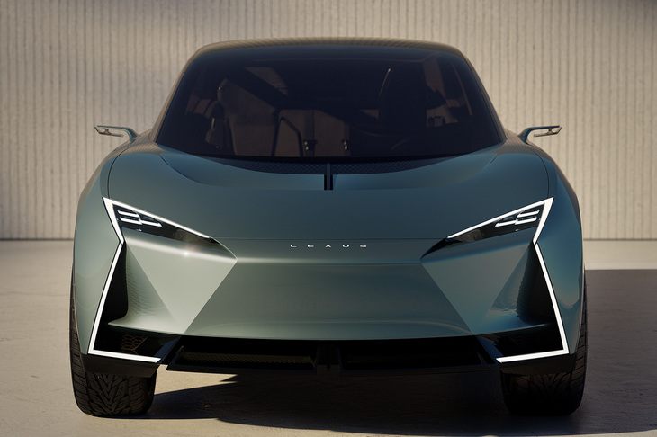 渕野「これがレクサスのBEVの“顔”になるって考えると……ちょっと弱いかな？」　
	ほった「ワタシはシンプルで好きですよ。余計な小技に頼ってない感じで」