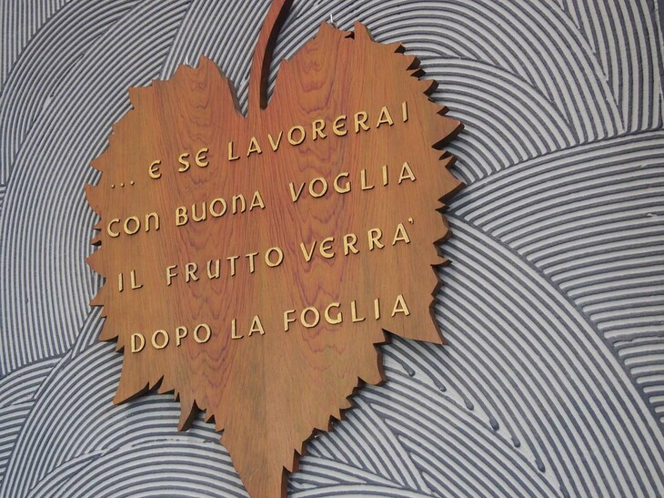 フェルッチョが終生座右の銘とした「意思をもって働けば、葉のあとに果実は実る」。映画では語られていないが、初等学校時代の本人が、聖職者でもあった恩師から授けられた言葉である。