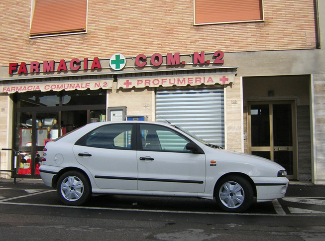 筆者がイタリアで2番目に所有した「フィアット・ブラーバ」。後方に見える「FARMACIA COMUNALE. N.2」は「市営2号薬局」の意味。