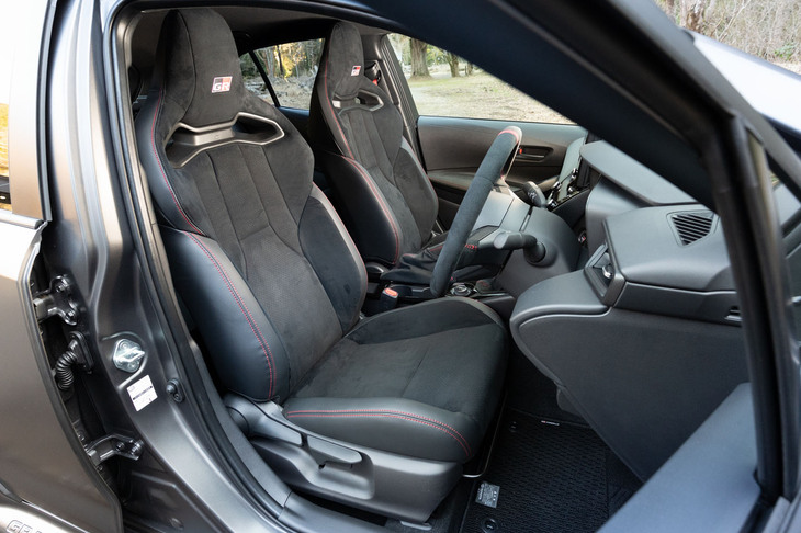 「モリゾウエディション」専用装備のセミバケットシート。高いGがかかるシーンでもしっかりと乗員の体を保持し、正確なドライビングをサポートする。