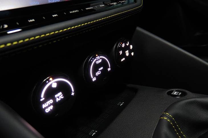 日産フェアレディZ プロトタイプ（空調のコントローラー）