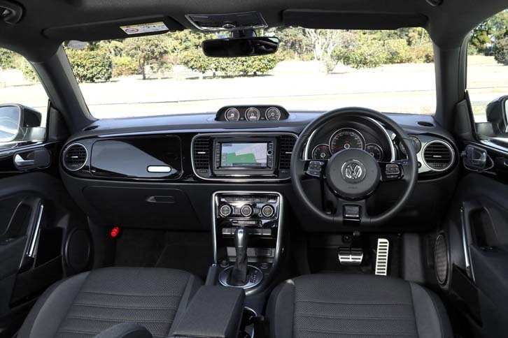 ブラック基調の色使いでスポーティーなムードが演出されるインテリア。アルミ調のペダルクラスターは「Rライン」ならではの装備だ。