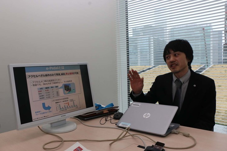「e-Pedal」の“うんちく”を教えてくれた電子技術・システム技術開発本部の新藤郁真氏。