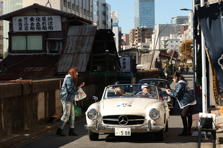 2番目のチェックポイントにして最初のスタンプポイントとなる柳橋。正確には柳橋北詰（台東区柳橋）手前の神田川沿いの路地で、スタンプを押してもらっているのは1955年「メルセデス・ベンツ190SL」。