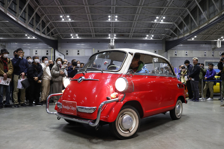 恒例の読者応募による「選ばれし10台」の入場シーン。オーナーがステアリングを握り会場内を自走で登場する、初日の幕開けとなるプログラム。これはトップバッターの1959年「BMW 600」。BMWがライセンス生産したイセッタの最終発展形で、二輪用をベースにした582ccの空冷フラットツインを積む。