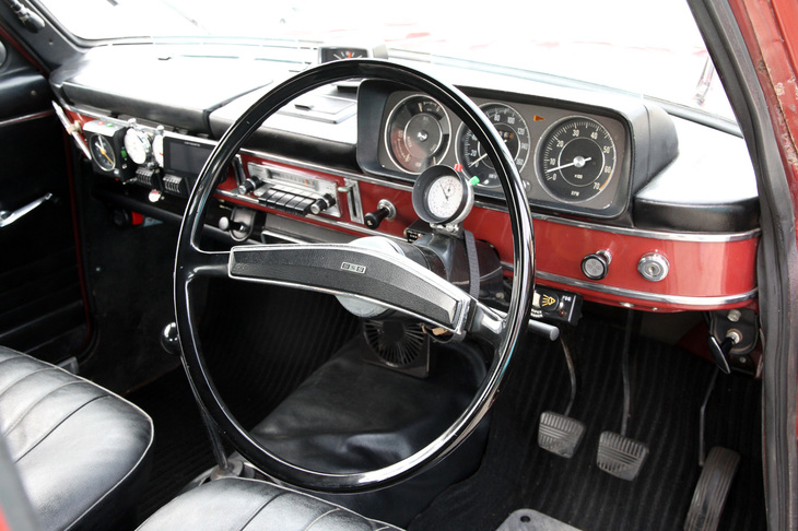 ラリー仕様風に仕立てられた「ブルーバード1600SSS」のインパネ。タコメーターを含む3連円形メーターを収めたメーターナセルは1600SSS専用だが、（中央の「SSS」エンブレムを除き）ステアリングホイールはノーマルのセダンと共通。