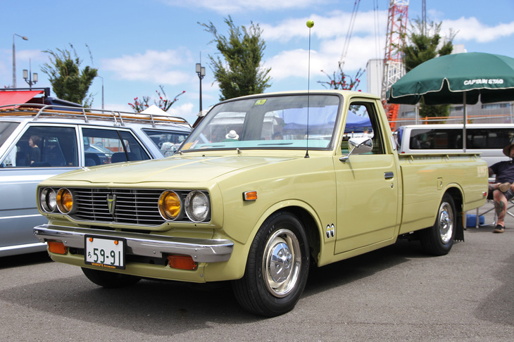 「トヨタ・ハイラックス」。1975年にマイナーチェンジされた2代目ハイラックスの後期型。フロントグリルのデザインは、10年さかのぼった2代目RS40系「トヨペット・クラウン」（画像5枚目参照）を思い起こさせる。
